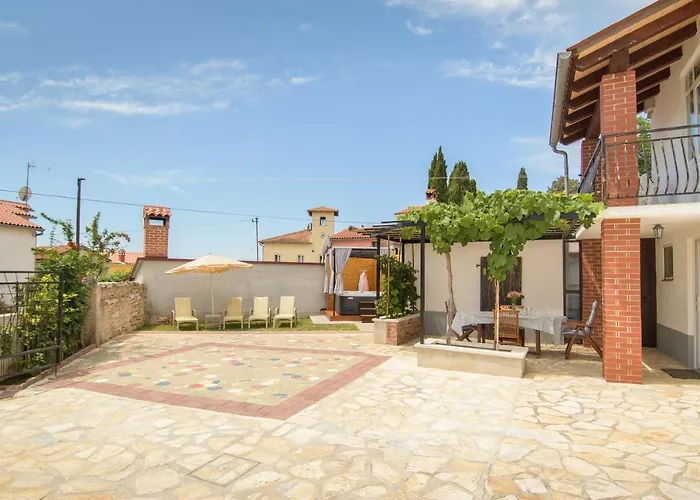 Holiday Home Giovanni Vabriga With Private Jacuzzi